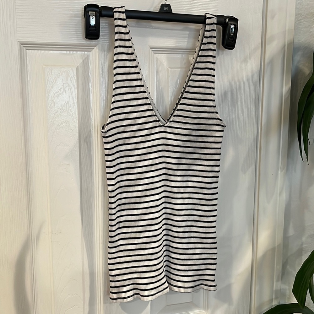 🖤 Bundle -2 Express One Eleven ribbed double V neck tanks size XS